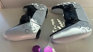 2x Sony DualSense PS5 Wireless Controller + laadimisalus (3 foto / 6)