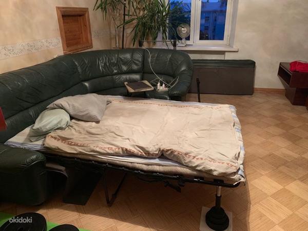 Большой кожаный диван-кровать (фото #1)