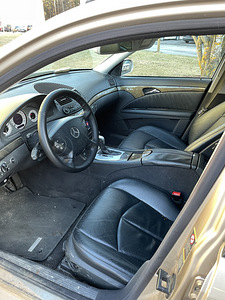 Продать Mercedes-Benz E220 110KW 2003 г. (6 фото из 6)