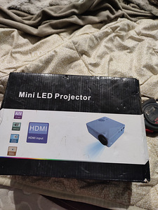 UHAPPY U18 Portable Mini HD LED Projector (1 foto / 2)