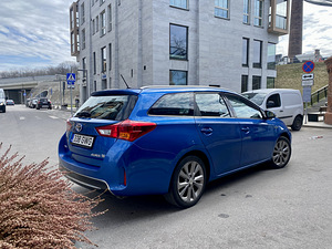 Takso rendiauto Toyota Auris Hybrid/LPG Bolt (4 foto / 9)
