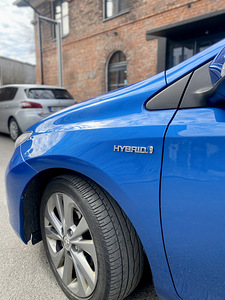 Takso rendiauto Toyota Auris Hybrid/LPG Bolt (6 foto / 9)