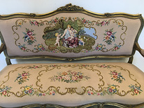 Красивый диван в стиле рококо