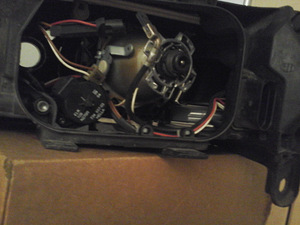 Esituli parem Audi A6 C6 4F0 2004-2008r bi xenon (2 foto / 3)