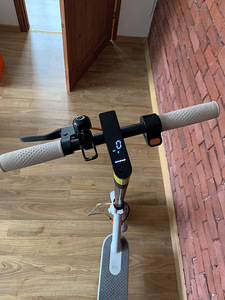 Электрический самокат Xiaomi Mi Electric Scooter 3 (4 фото из 6)