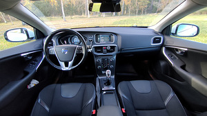 Volvo V40 Momentum D2 (10 foto / 12)