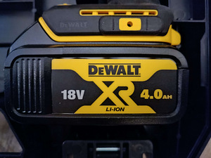 DeWalt: DCH133,DCD709,2 acu + case+charger (4 foto / 4)