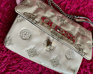 Guess (3 foto / 3)