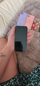 iPhone 11 64 ГБ (2 фото из 2)