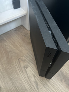 PlayStation 4 slim (1 foto / 4)