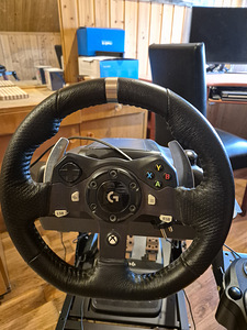 Logitech G920 с рамой (2 фото из 4)