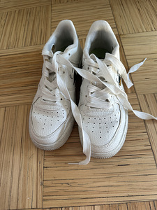 Naiste Nike tossud (2 foto / 5)