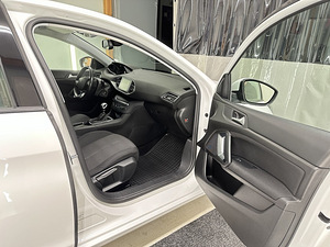 Peugeot 308 Facelift 1.5 75kW (7 foto / 11)