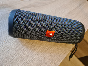 JBL Flip Essential 2, must (2 foto / 3)
