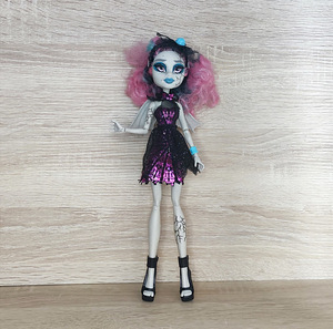 Monster High - Haruldane Zombie Shake Rochelle Goyle nukk (1 foto / 3)