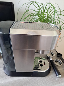 Продается кофемашина Delonghi и кофемолка. (5 фото из 7)