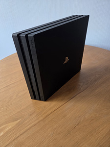 PlayStation 4 Pro 1TB +2 пульта +2 игры (2 фото из 4)