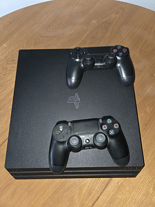 PlayStation 4 Pro 1TB +2 пульта +2 игры (4 фото из 4)