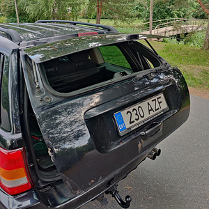 M/V: Jeep Grand Cherokee 2.7cdi 130kw 2003a (11 foto / 12)