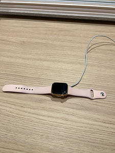 Apple watch series 5, 40mm (1 foto / 5)