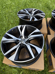 Volvo R-Design оригинальные диски R18 5x108 (3 фото из 10)