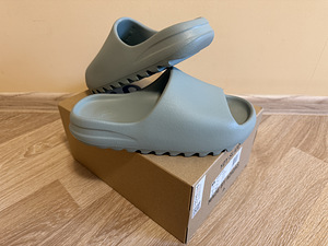Adidas Yeezy slide 43 (1 foto / 3)