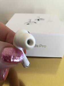 AirPods Pro 1.generatsiooni parem klapp ja laadimiskarp (2 foto / 5)