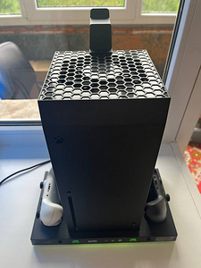 Xbox Series X 1TB + accessories (1 foto / 4)