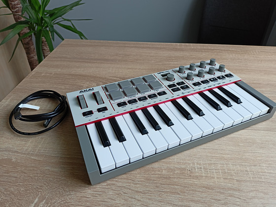 Akai MPK Mini 4 midi kontroller