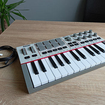 Akai MPK Mini 4 midi kontroller