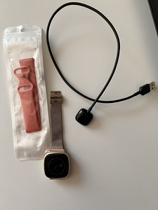 Nutikell Fitbit Versa 3, soft gold aluminium (1 foto / 3)