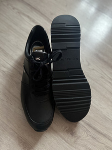 Uued! Michael Kors vabaajajalatsid (3 foto / 5)