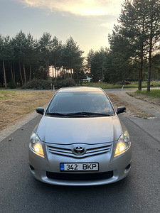 Toyota Auris 2011год 1.4д мануал 6 ступ. (4 фото из 15)