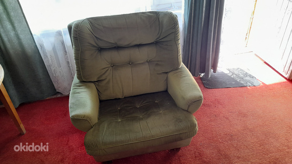 Зеленое бархатное кресло (фото #2)