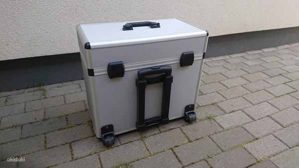 Алюминиевый чемодан с колесами (фото #2)