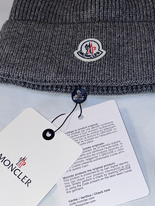 Hall Moncler müts (4 foto / 6)