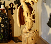 Деревянная скульптура дракона с черепами