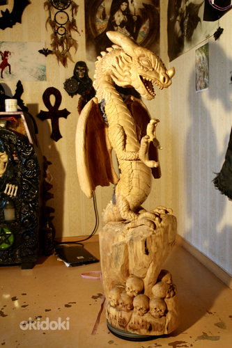 Puidust skulptuur draakon pealuudega (foto #1)