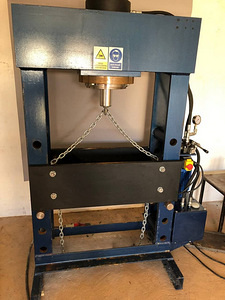 Elektrohüdrauliline press 100 tonn (7 foto / 9)