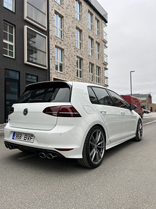 VW Golf R 300kW (2 foto / 13)