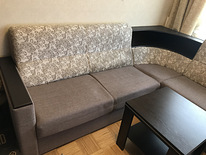 Угловой диван-кровать и диванный столик