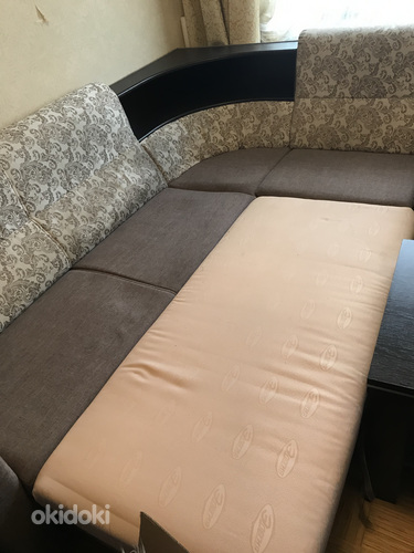 Угловой диван-кровать и диванный столик (фото #4)