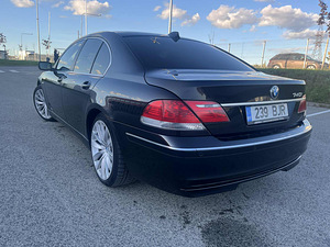 BMW 740i (14 foto / 15)