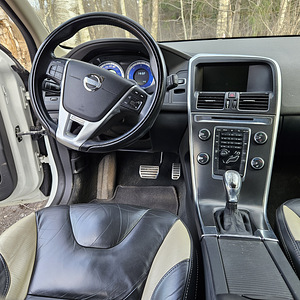 Volvo XC60 (8 foto / 9)