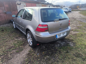 Volkswagen Golf (4 foto / 10)
