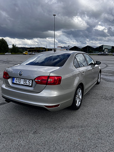 Volkswagen Jetta 2014 (2 foto / 9)
