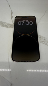 Apple iPhone 14 Pro 256Gb Gold v heas korras (3 foto / 6)