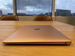 MacBook Air 13 Gold / 2019 / Retina / 128 Gb SSD / 8 Gb RAM (6 foto / 8)