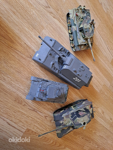 Пластиковые модели танков и модель корабля (фото #3)