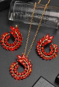Подвеска с серьгами (2 фото из 8)